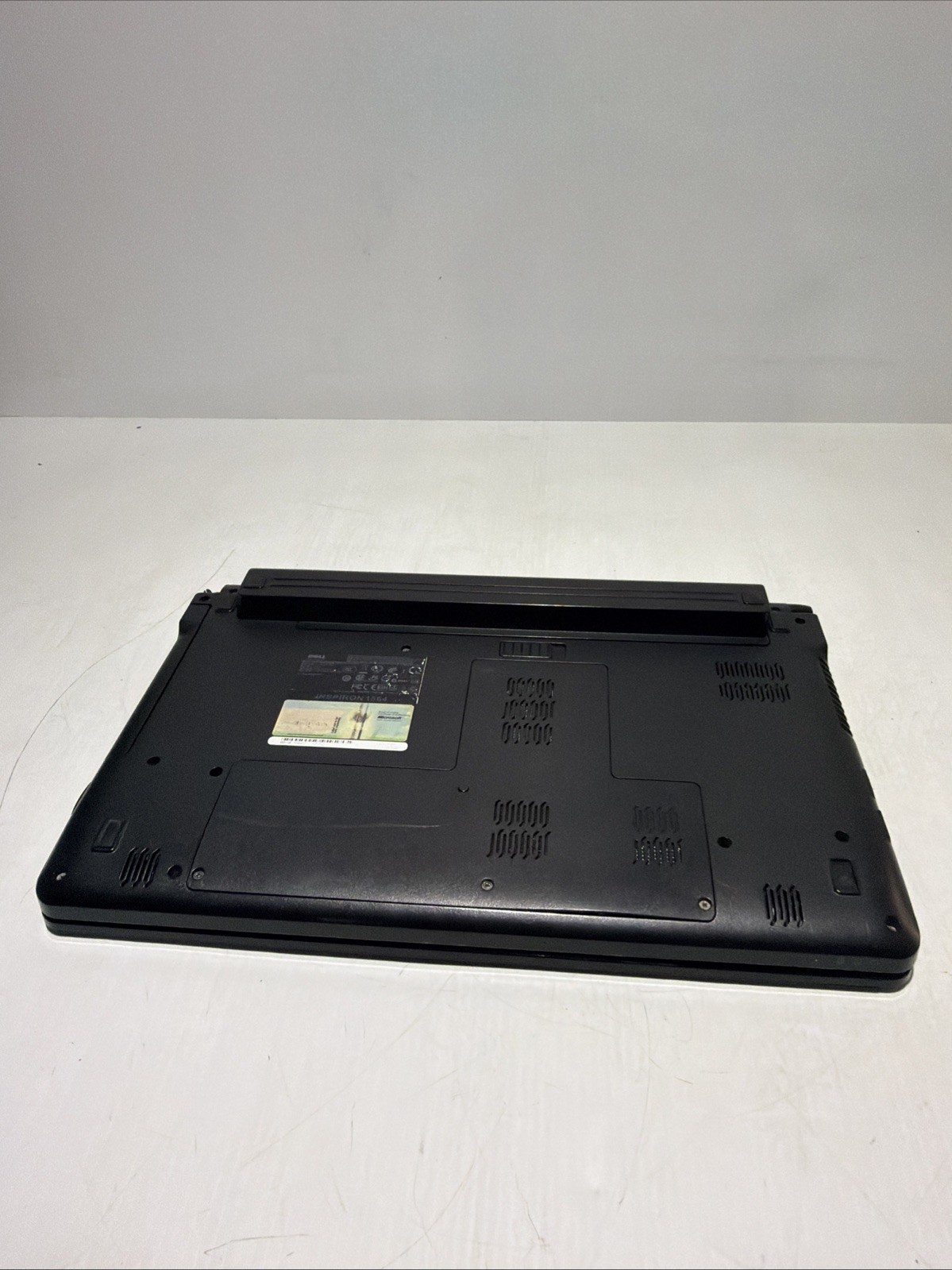 Dell Inspiron 1564 15″ Laptop i3-M330 4gb Ram No Drives Boots Bios Read Desc.