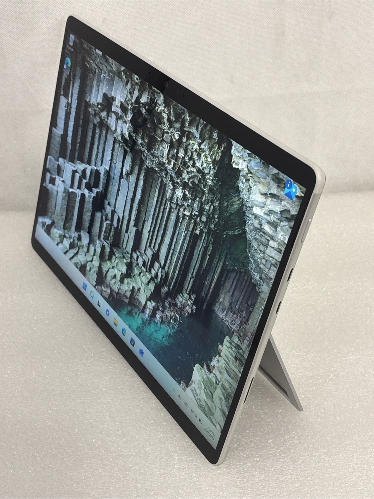 Microsoft Surface Pro 8 (256GB, Intel i5 11th, 16GB, LTE) Platinum *Scratches*