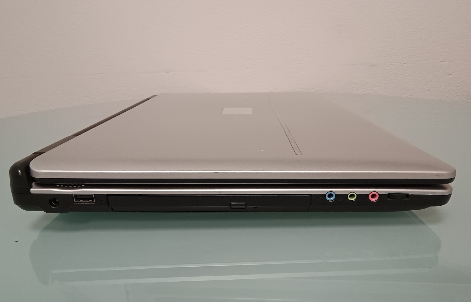 Notebook Fujitsu Siemens Amilo Xi 1554 with charging cable and ANTIX Linux