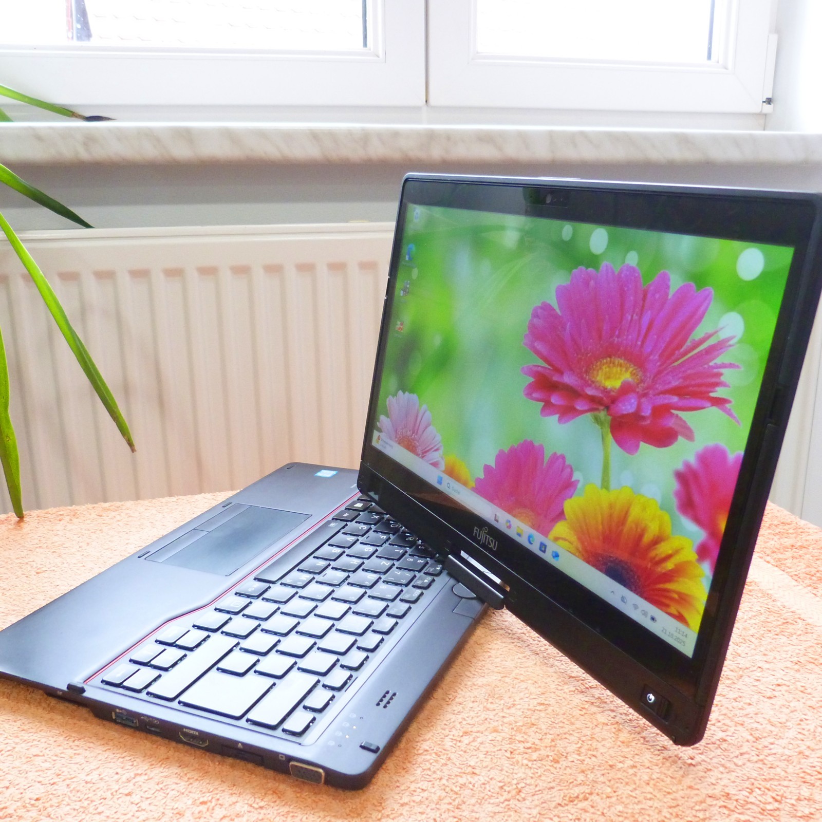 Fujitsu T939 Convertible 360 SWIVEL Tablet 13″ TOUCH Windows 11 SSD 8GEN i5