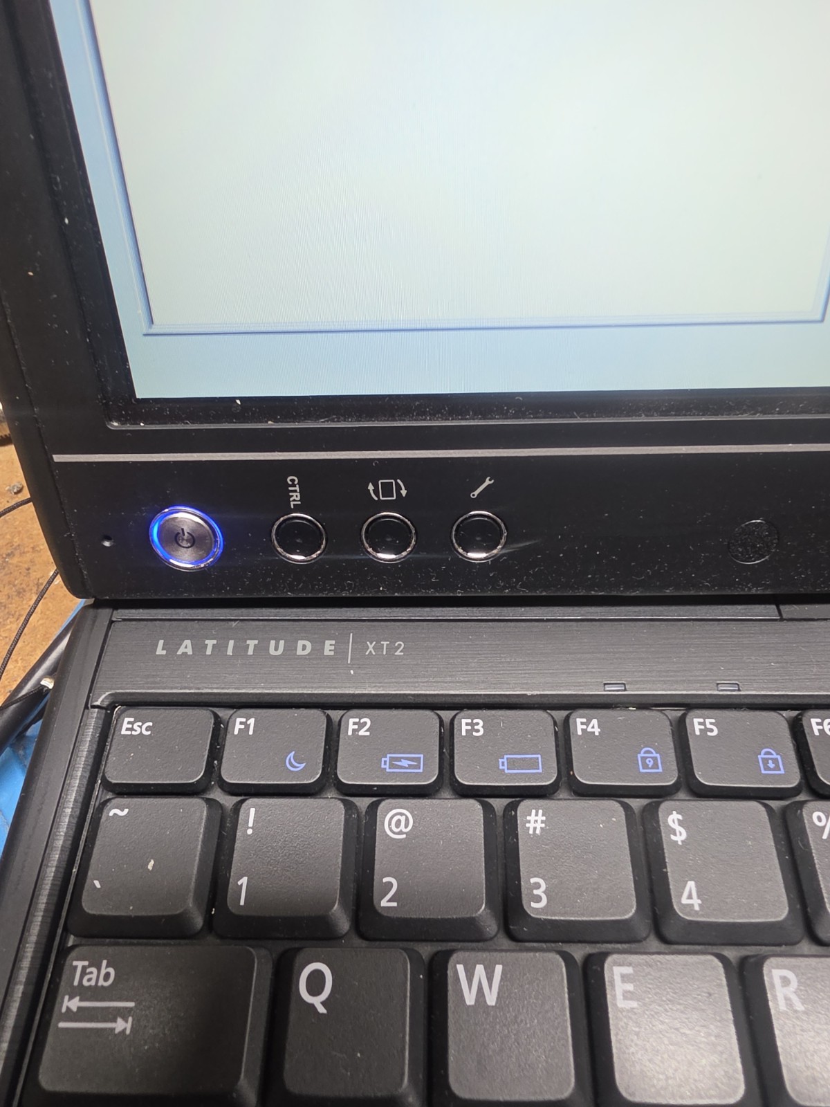 Dell Latituded XT2 Intel Core 2 No Hard Drive W/Added Battery & Power Cord