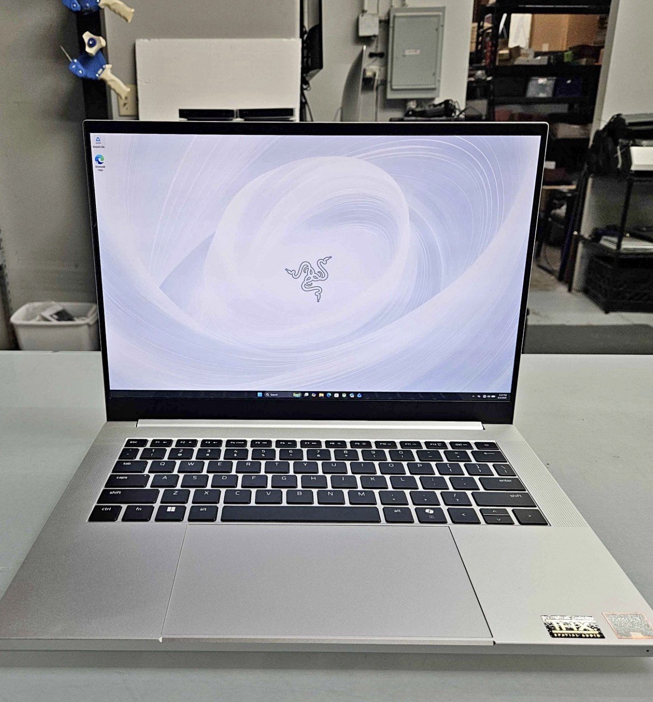 Razer Blade 14 (2025) Mercury White RTX 5070 Ryzen AI 9 365 32GB 1TB 3K OLED