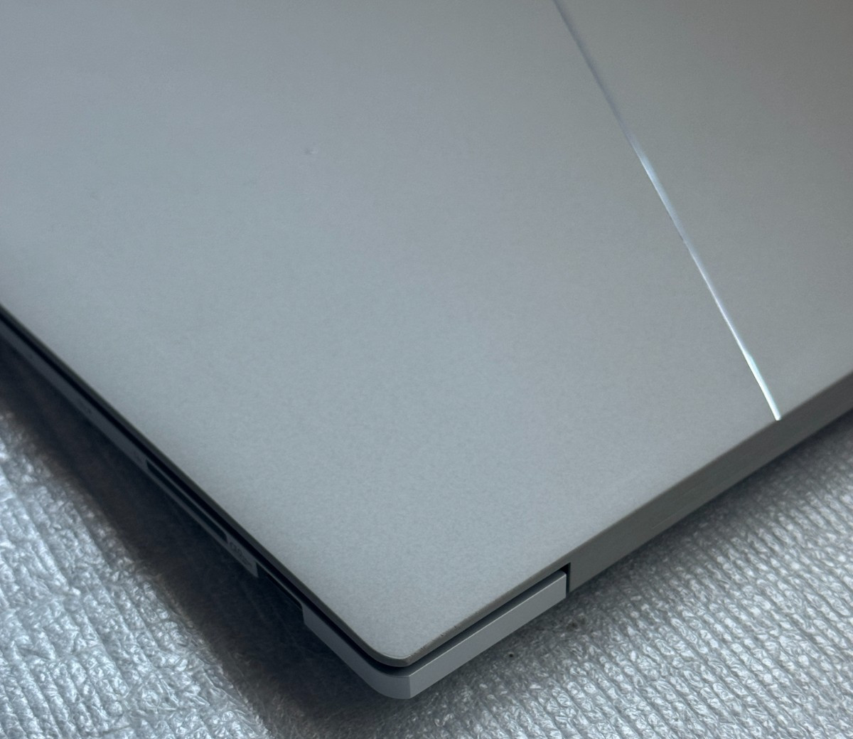 ASUS Zenbook S 16 16″ 3K OLED Touch Laptop Ryzen AI 9 365 24GB RAM 1TB SSD