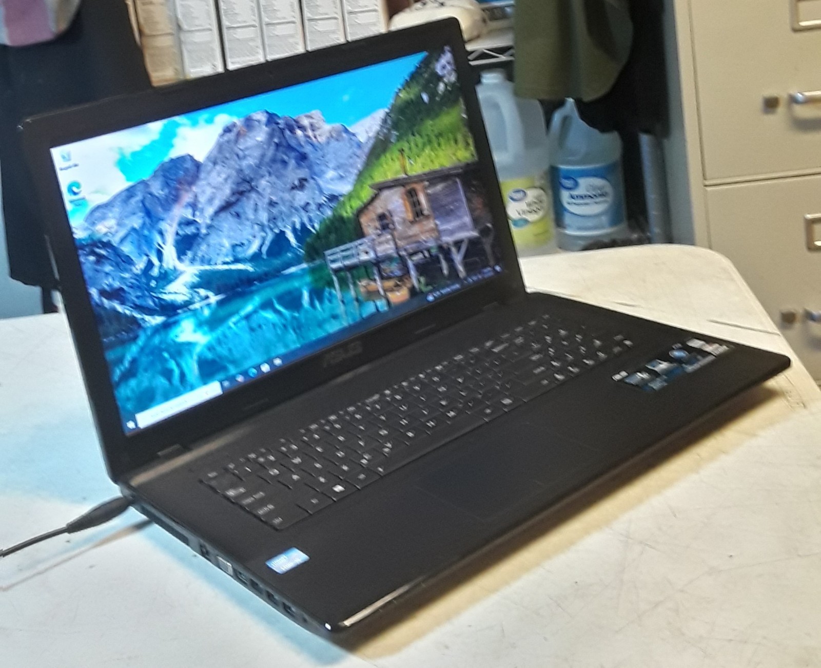 Windows 10 MINT ASUS F75A 17.3″ Intel Core i3 2.30GHz 8GB RAM 500GB and Charger