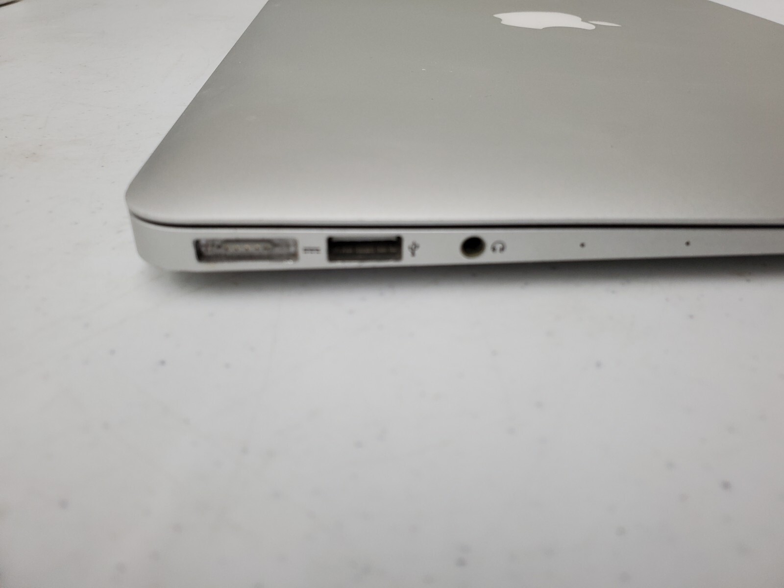 2015 Apple MacBook Air 13″ i5 1.6GHz 4GB RAM 128GB SSD Silver A1466 PW :12345