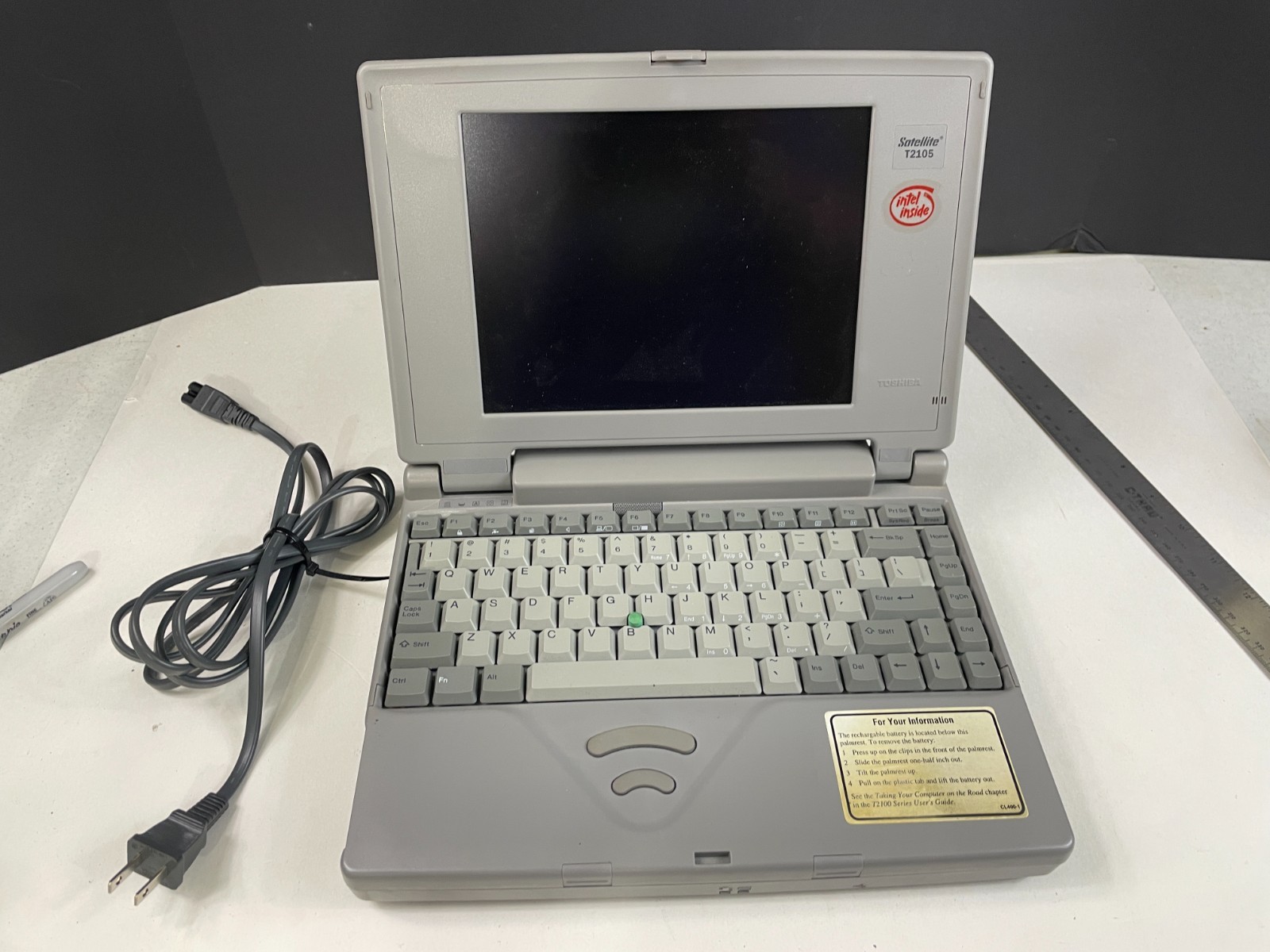 Toshiba Satellite T2105 Laptop ~ 486DX2 CPU ~ Monochrome 4MB RAM ~ Bad Floppy