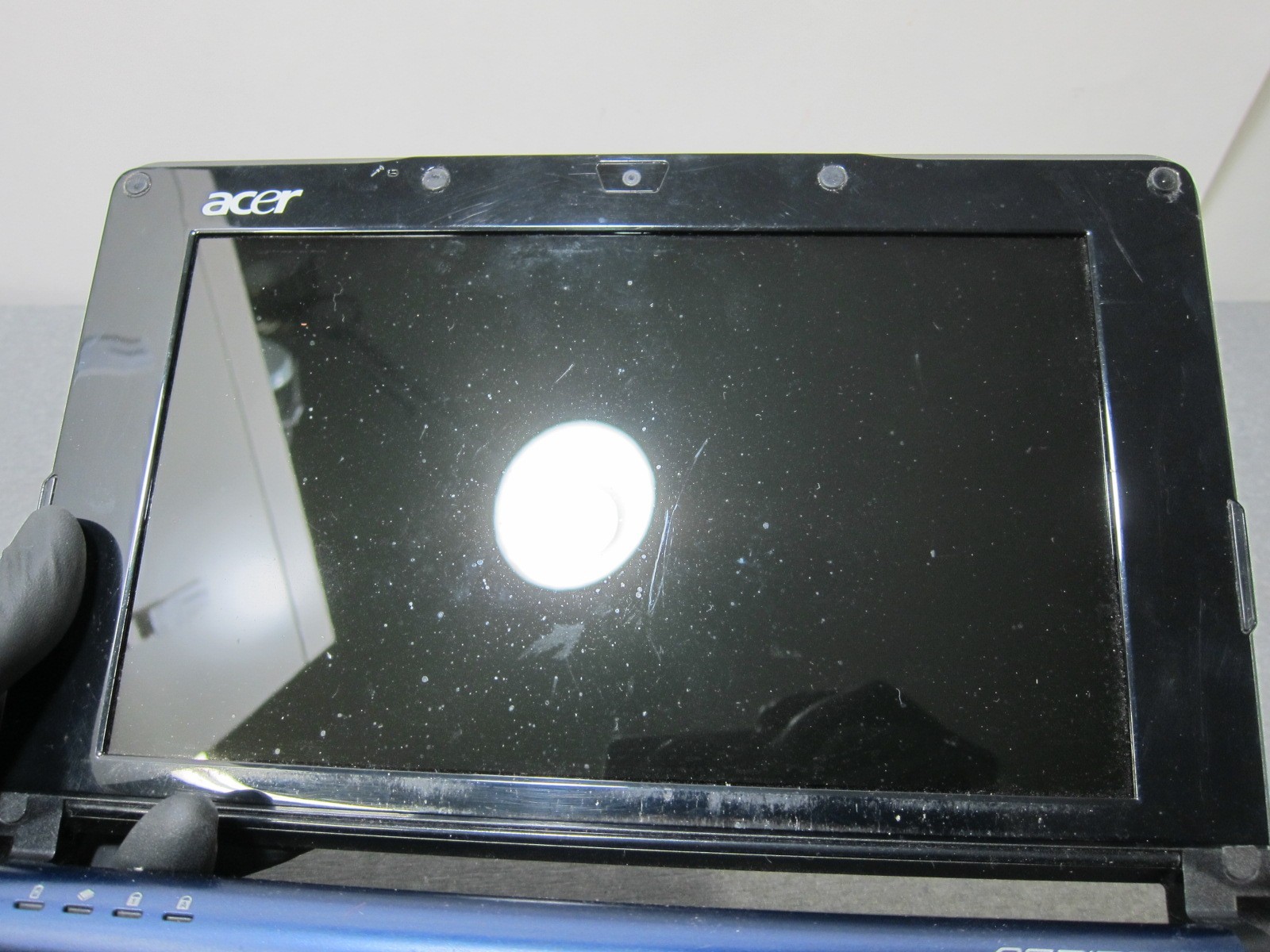 Acer Aspire One Series Model ZG5 Blue Notebook w/ Charger -WORKS WHEN PLUGGED IN