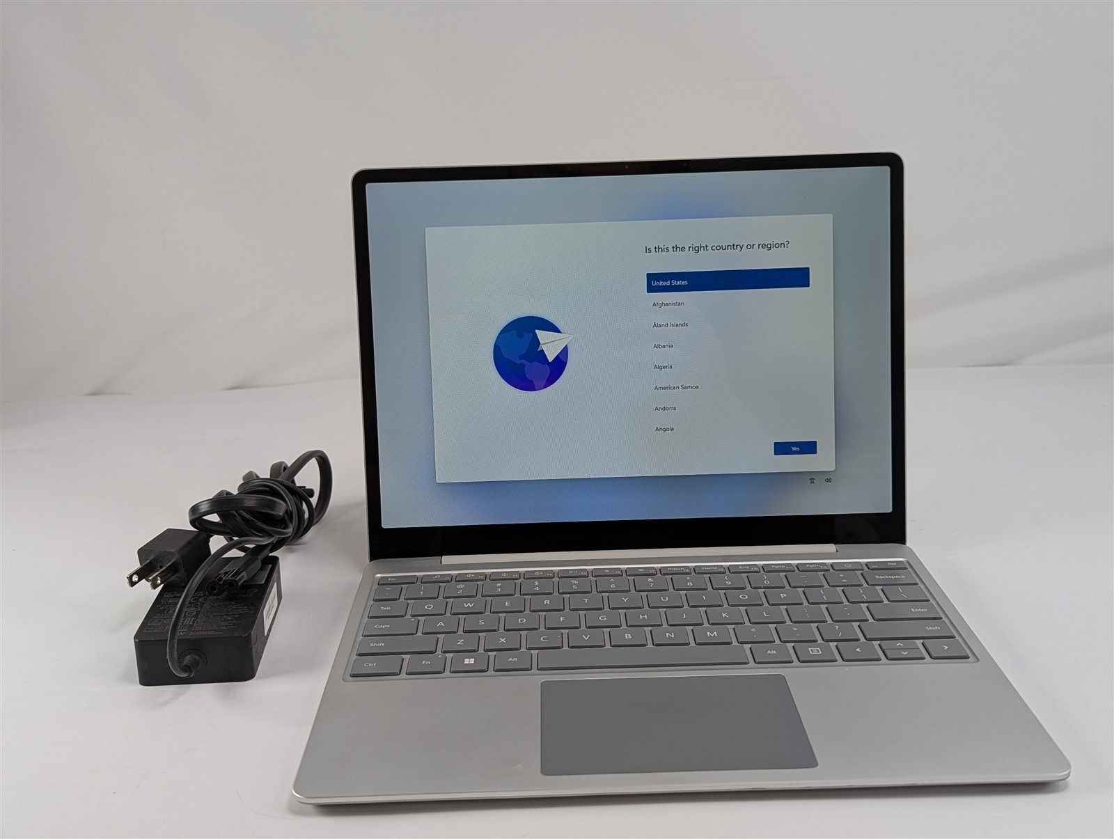 Microsoft Surface Laptop Go 2 2022 12.4″ i5-1135G7 2.4GHz 16GB RAM No Storage