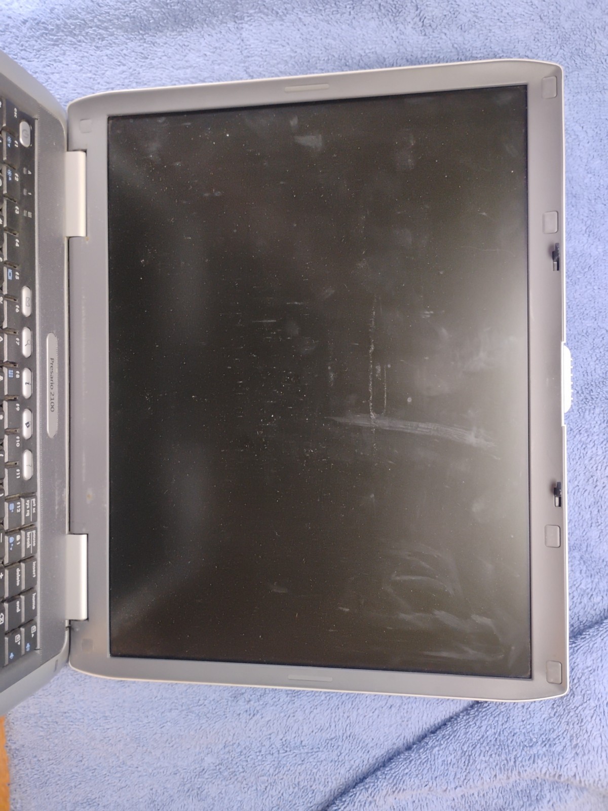 Compaq Presario 2100 Laptop non-working for parts 15″ AMD Athlon XP – used