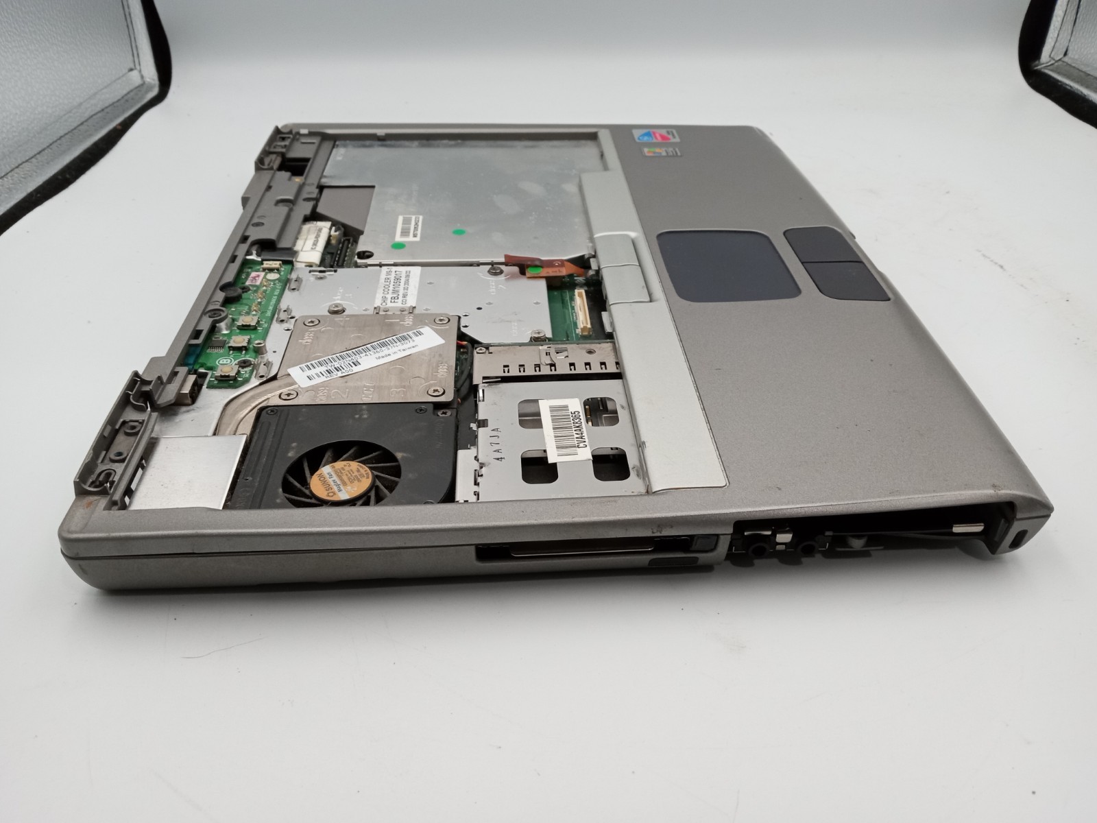 Dell Latitude D600 14″ Laptop Intel CPU – PARTS/REPAIR – POWERS ON – NO BOOT -RR