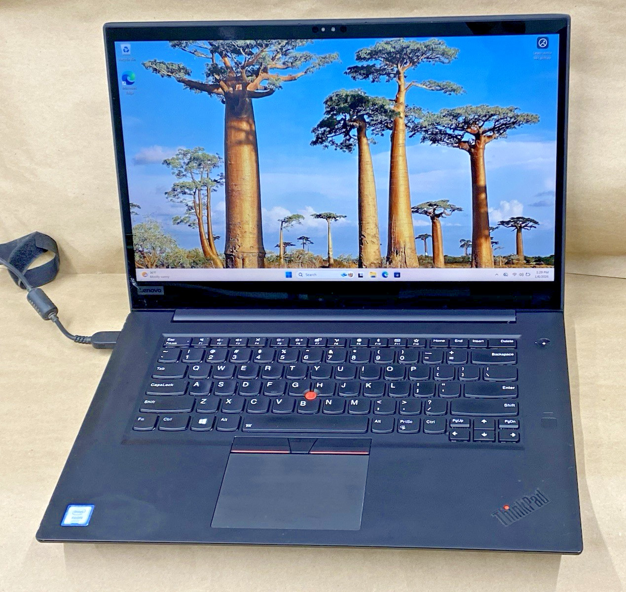 Lenovo Thinkpad P1 – 15.5″ 3840*2160 E-2176M 16GB – 256GB SSD – Win 11 – READ