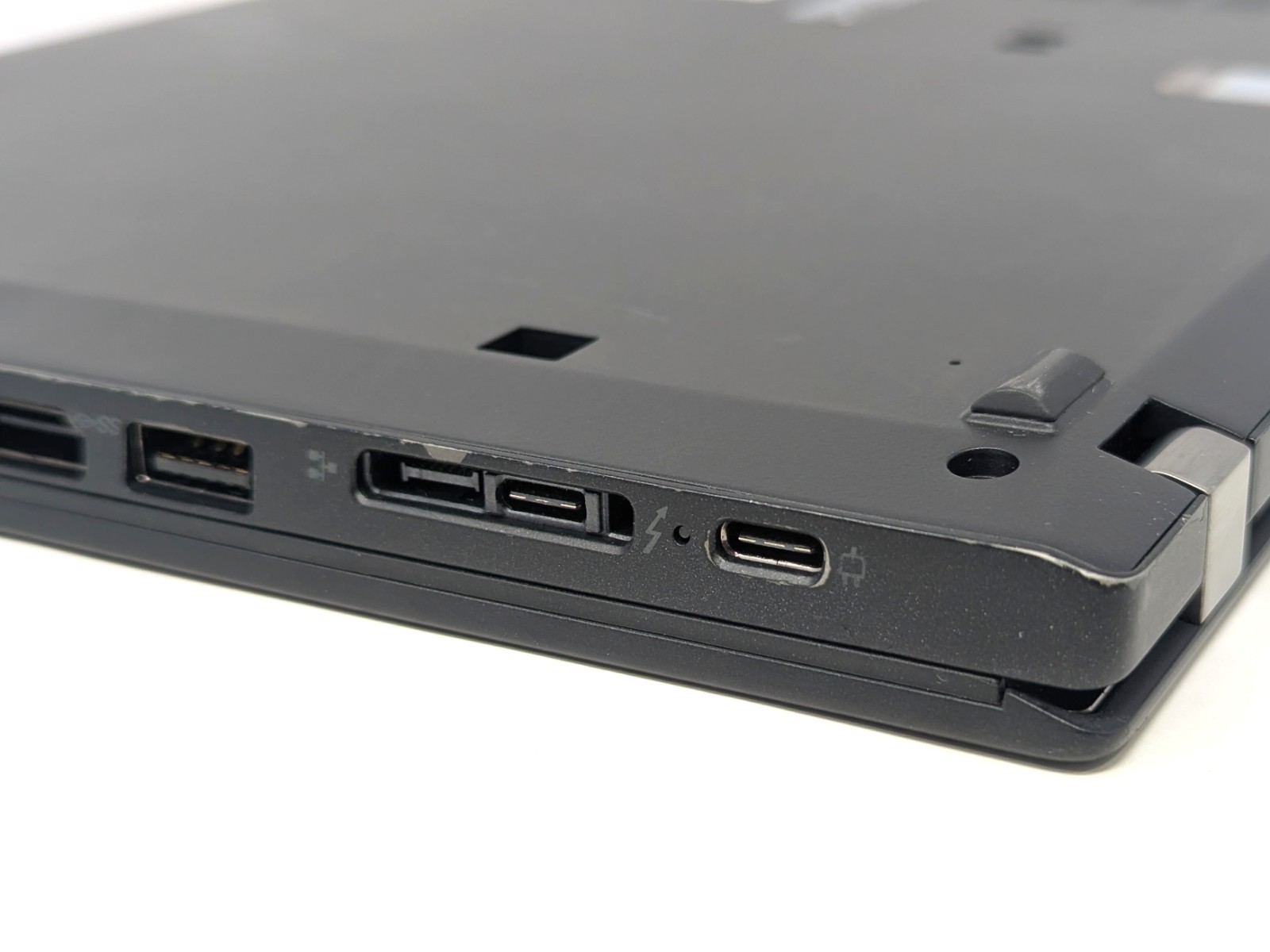 Lenovo ThinkPad T490s – 14″ Intel Core i7-8665U 1.9GHz 16GB RAM No OS/AC/SSD