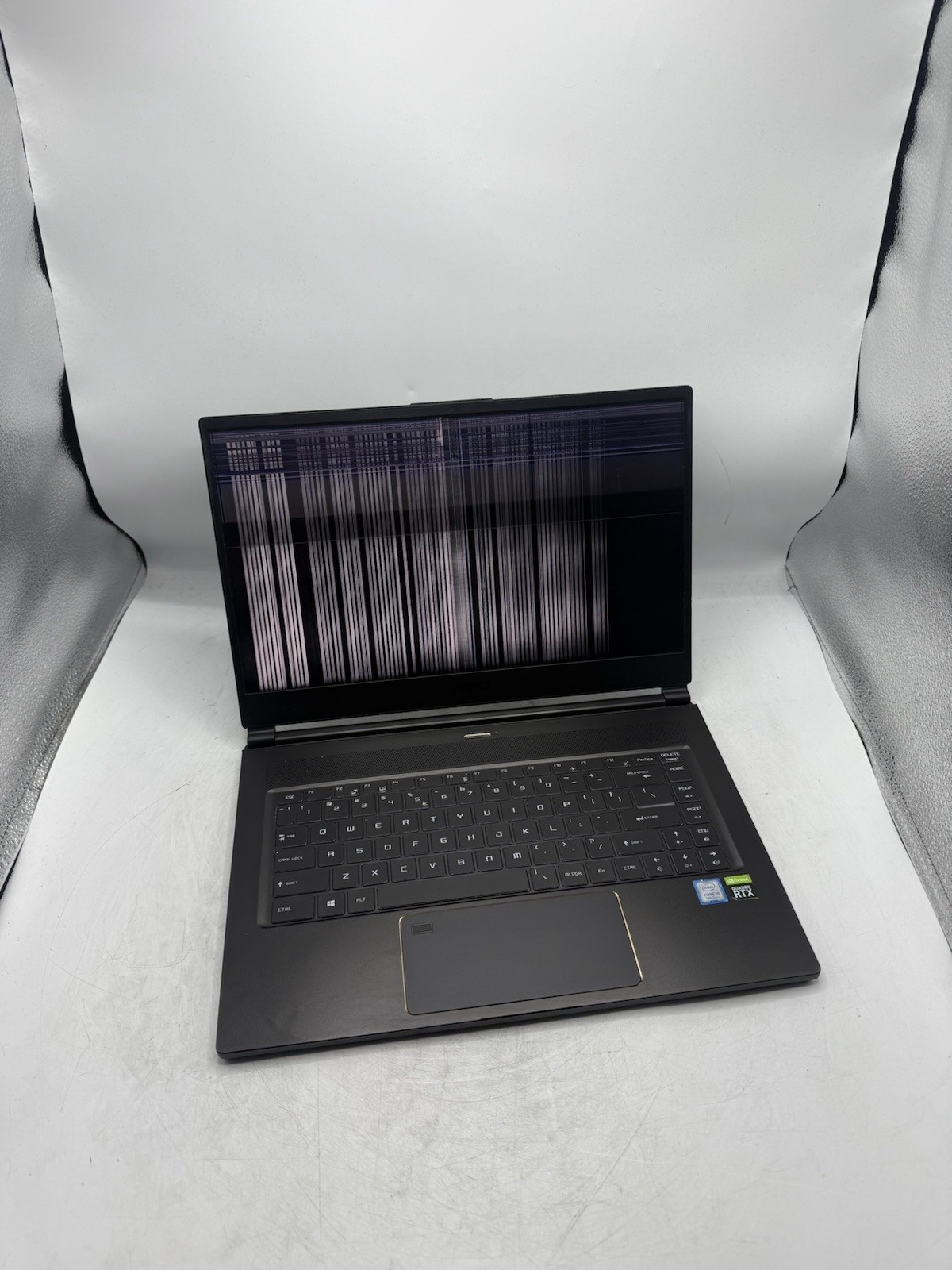 MSI WS65 9TM 15.6″ i9-9880H 8GB RAM Quadro RTX 5000 READ