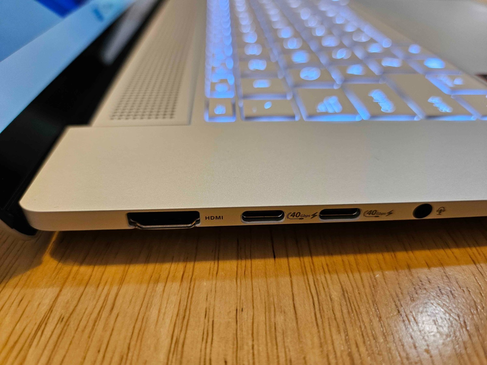 ASUS Zenbook S 16 16” 3K OLED Touchscreen 120Hz AMD Ryzen AI 9 365 24GB 1TB SSD