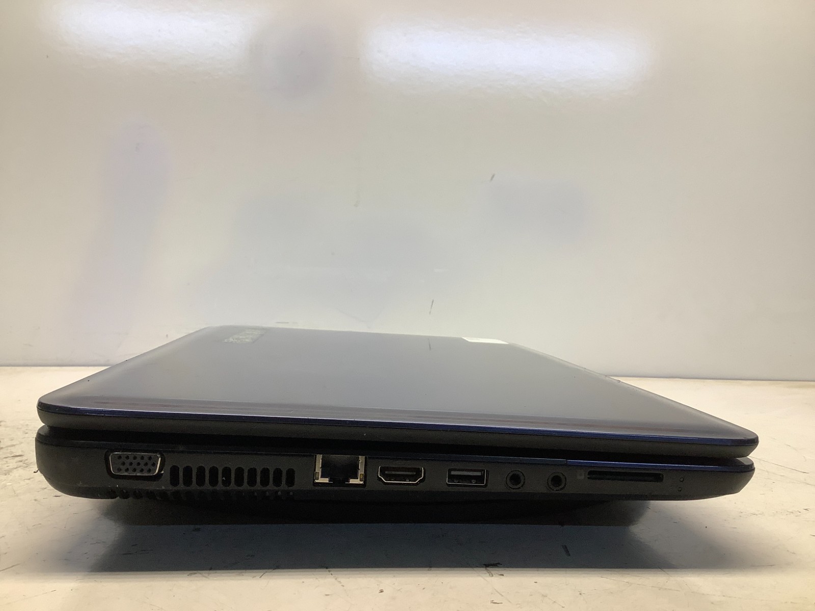 HP 2000-2D49WM AMD E-300 1300MHz 4 GB NO HDD/Battery