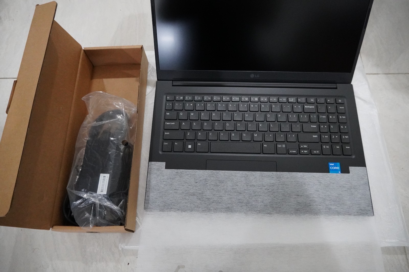LG UltraPC 15” FHD IPS 12-Core Intel i5-1240P 8GB 256GB Iris Xe Win11Pro Laptop