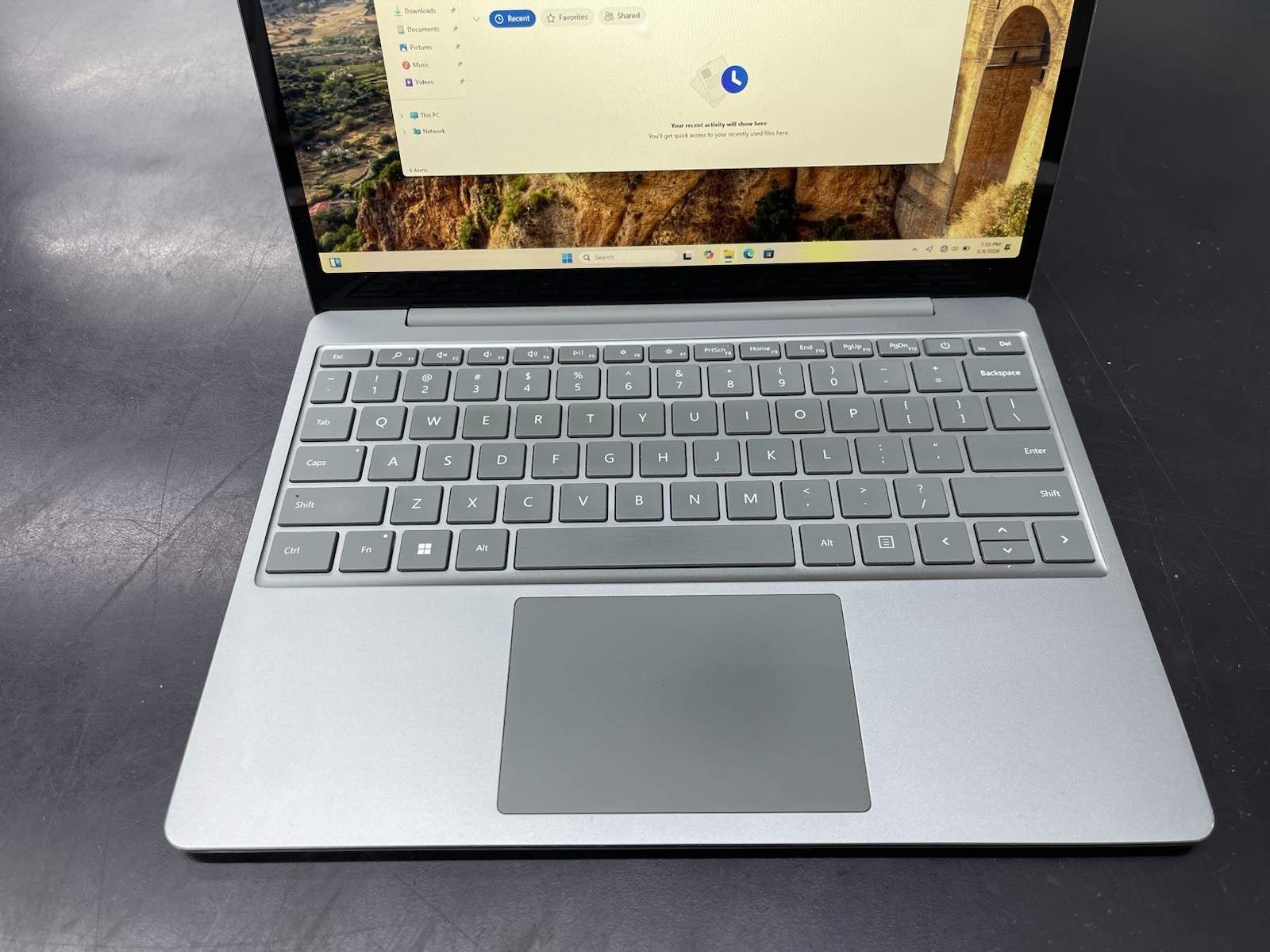 Microsoft Surface Laptop Go 2 12.4″ i5-1135G7 2.4Ghz 8GB 128GB Crack in Screen