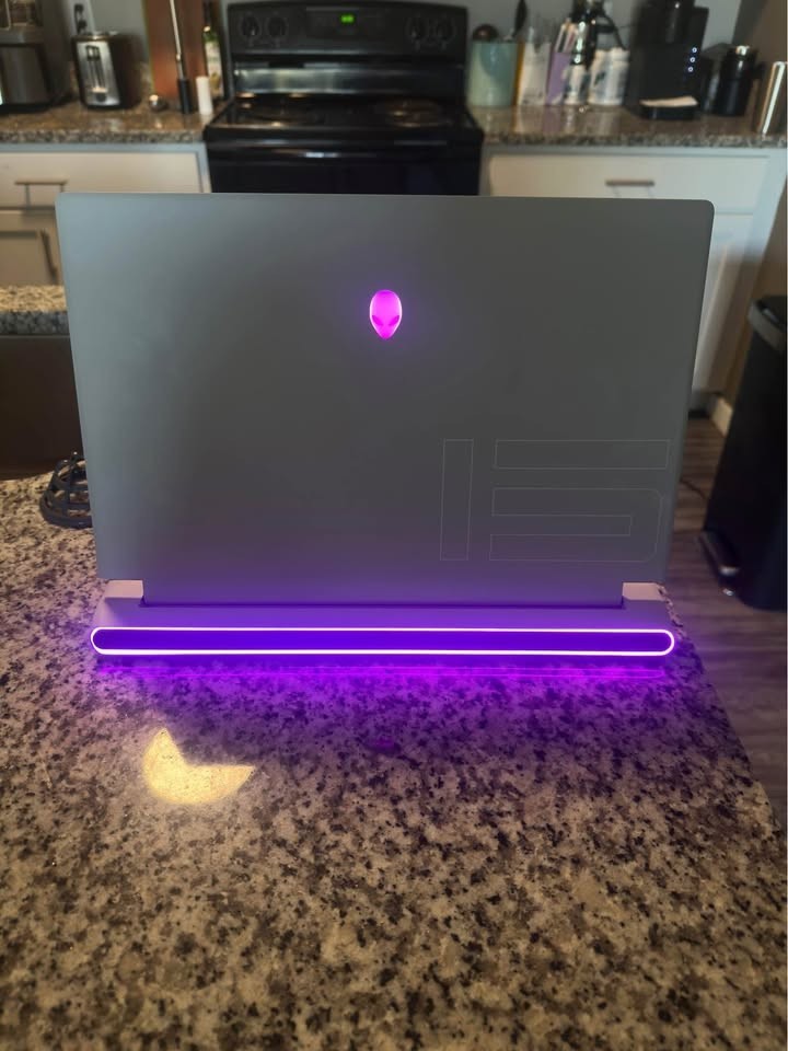 Dell alienware x15 r2 (i7-12700H, Rtx 3070, 1tb m.2 ssd, 1080p 360Hz, White)