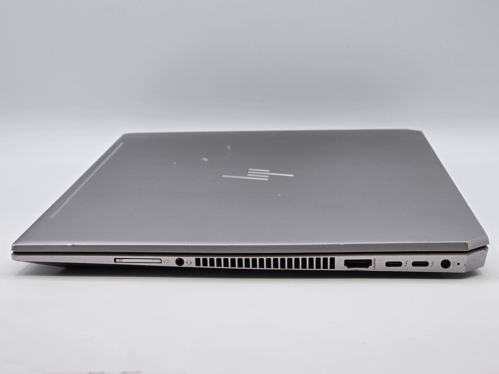 HP ZBook Studio G5 15″ FHD XEON E-2176M 1TB SSD 16GB W11P Quadro P1000 120Hz