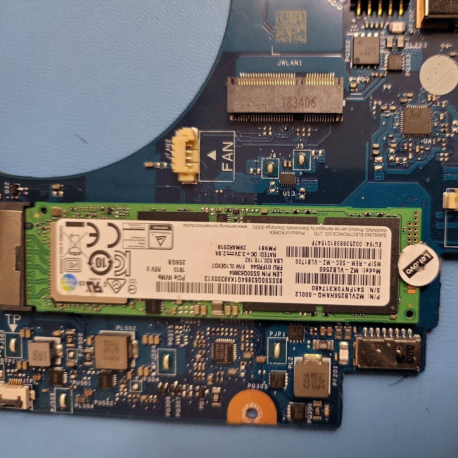 Lenovo Yoga 730-15IKB Core i5-8250U 1.60GHz, 8GB, 256GB, 15.6″ motherboard
