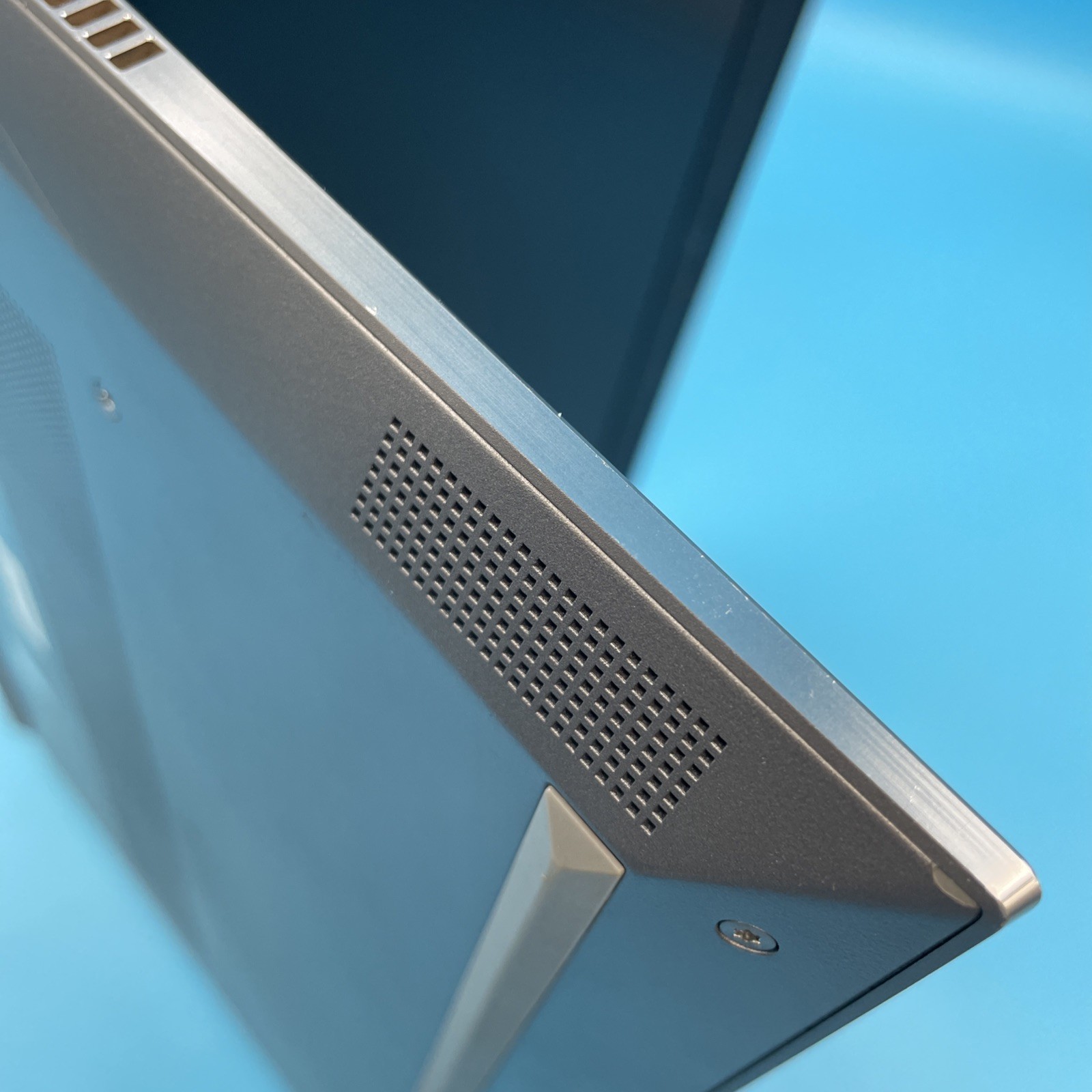 HP ZBook Studio G5 | i7-8850H | 8GB RAM | NO SSD | P1000 | NO OS | 69% BATT