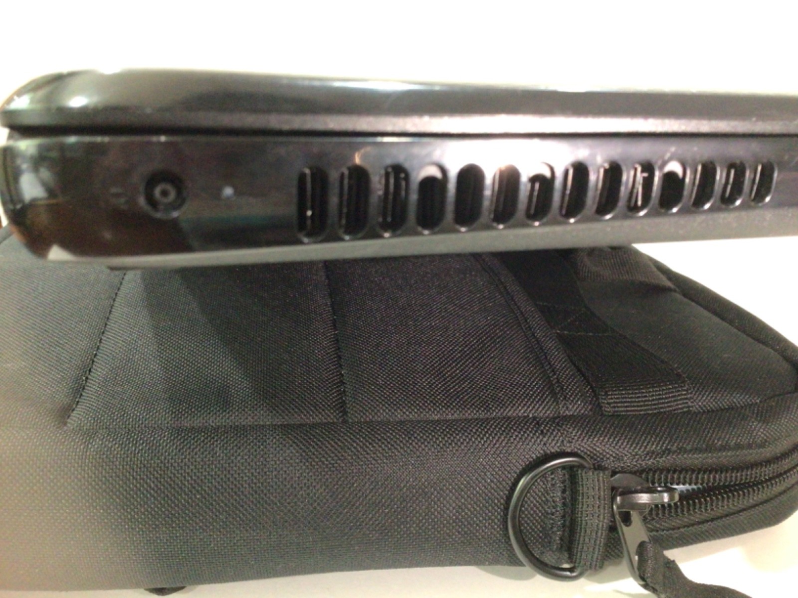 HP 15-af131dx Notebook AMD A6-5200 APU 4GB 500GB with Adapter & HP Soft Case