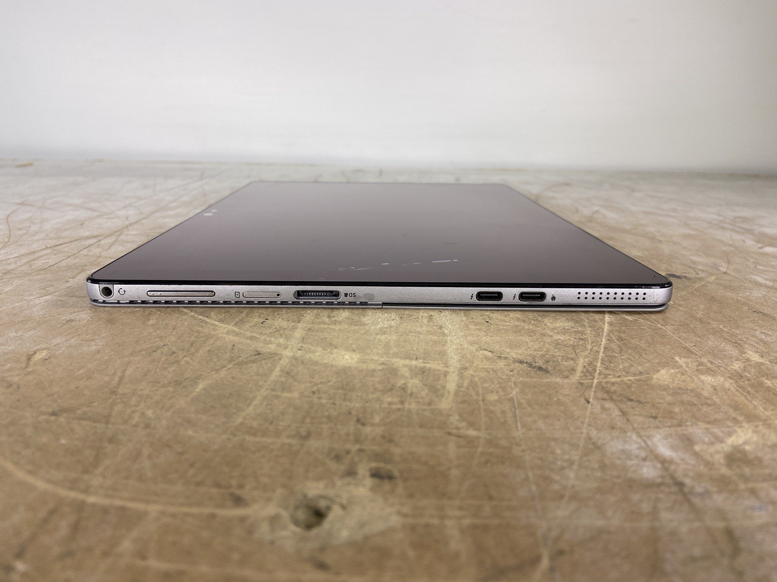 DELL LATITUDE 7200 2-IN-1 i5-8365U @ 1.60GHz, 8GB RAM, NO HDD/OS – (FOR PARTS)