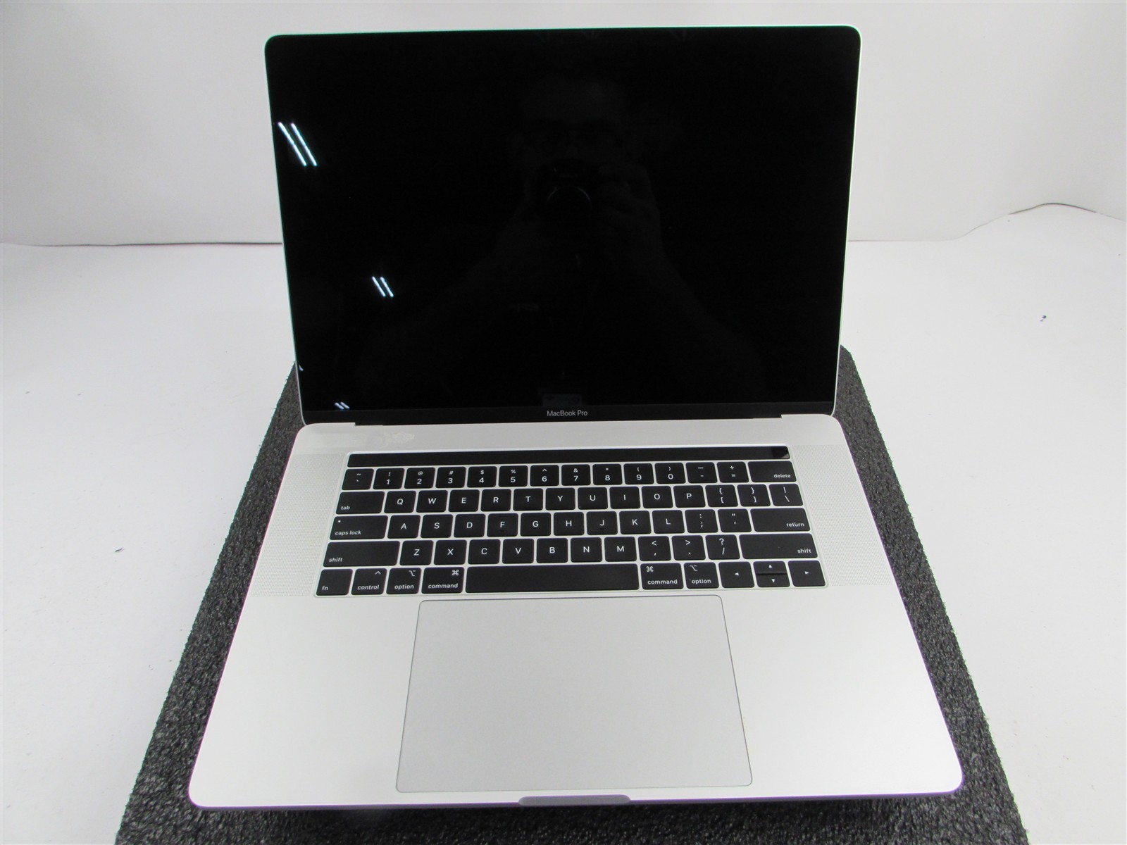 APPLE MACBOOK PRO A1990 3072X1920 I9-9980Hk 1TB SSD 32GB RAM AMD GPU NO O.S