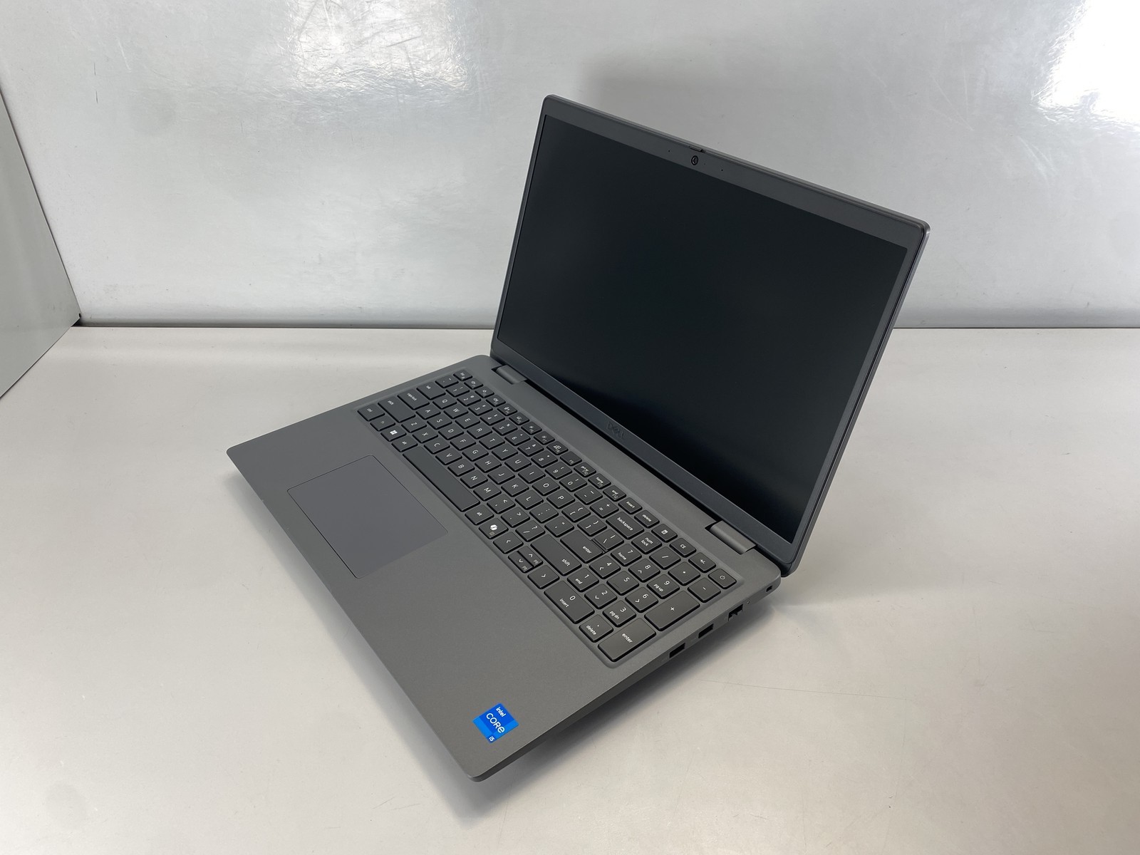Dell Laptop Latitude 3550 15.6″ Intel Core i5-1335U 256GB – Dark Gray