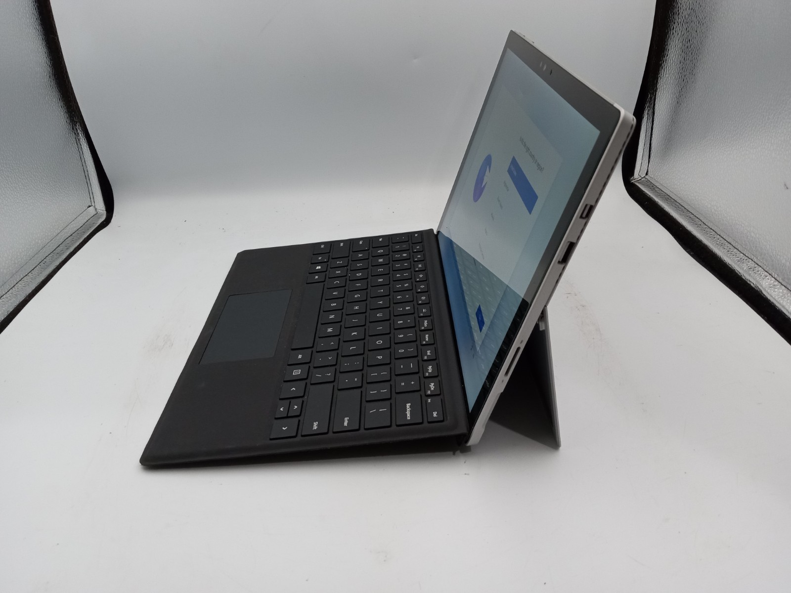 Microsoft Surface Pro 4 1724 12.3″ i7-6650U 16GB RAM 256GB SSD Windows 11 -RR