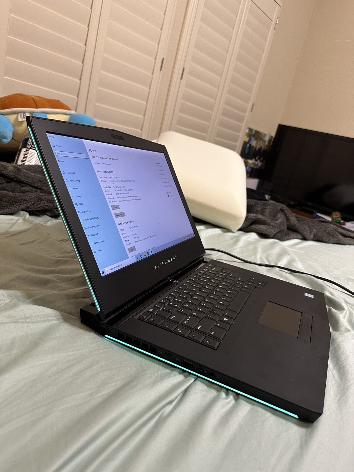 Alienware 15 R3 Gaming Laptop with charger and Logitech G502 Hero (wired)
