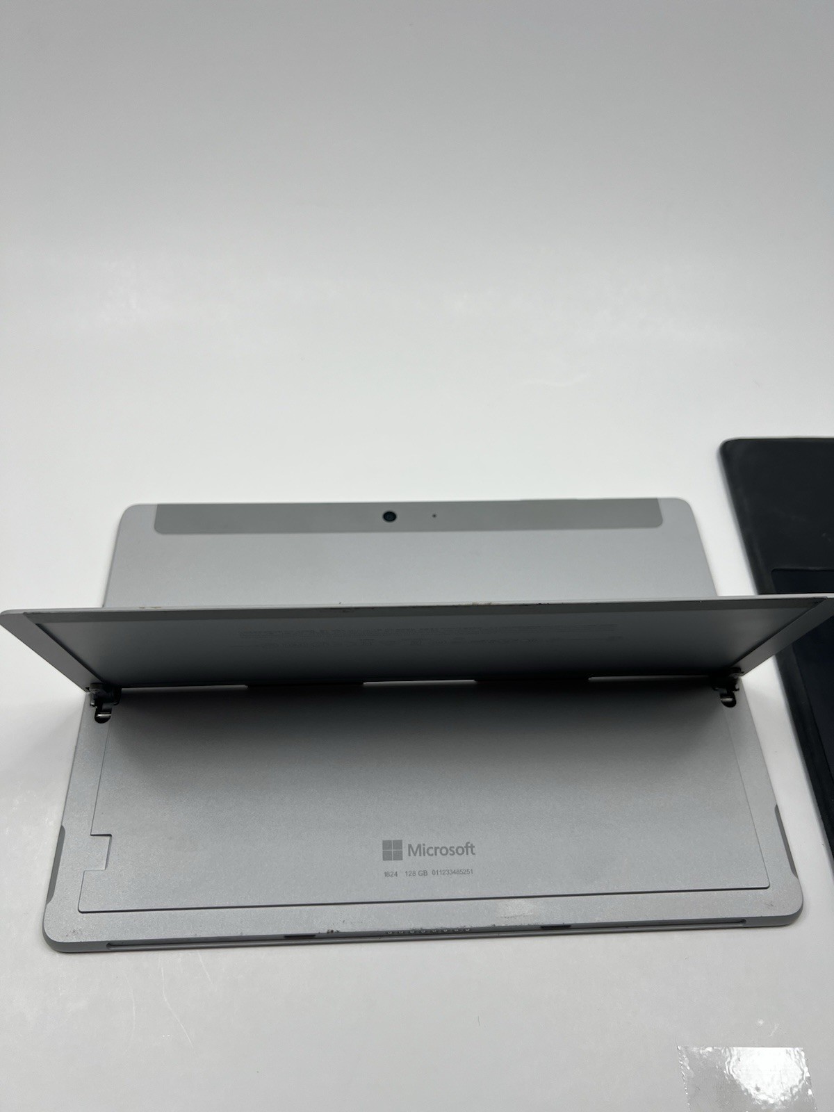 Microsoft Surface Go 1824 128GB, 8GB RAM, Intel Keyboard Stylus Windows 10 pro