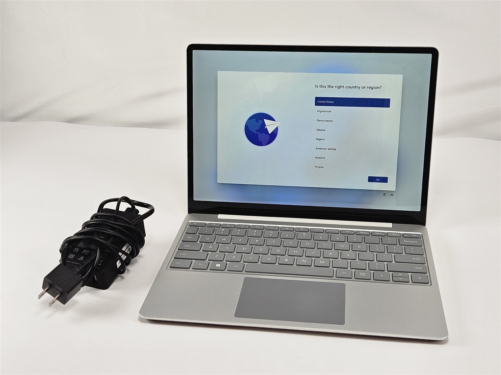 Microsoft Surface Laptop Go 2 256GB 16GB i5-1135G7 Platinum Touchscreen WiFi6