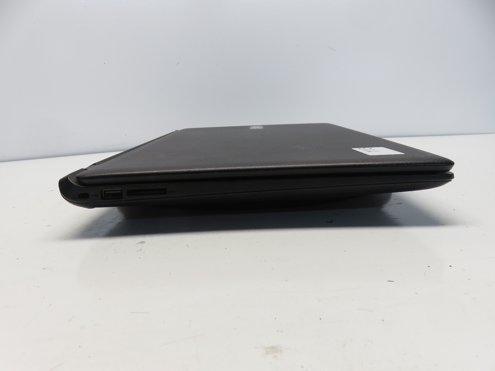 Acer ES 15 AMD Quad-Core Processor E2-6110 1.5GHz 4 GB NO HDD No Batt READ