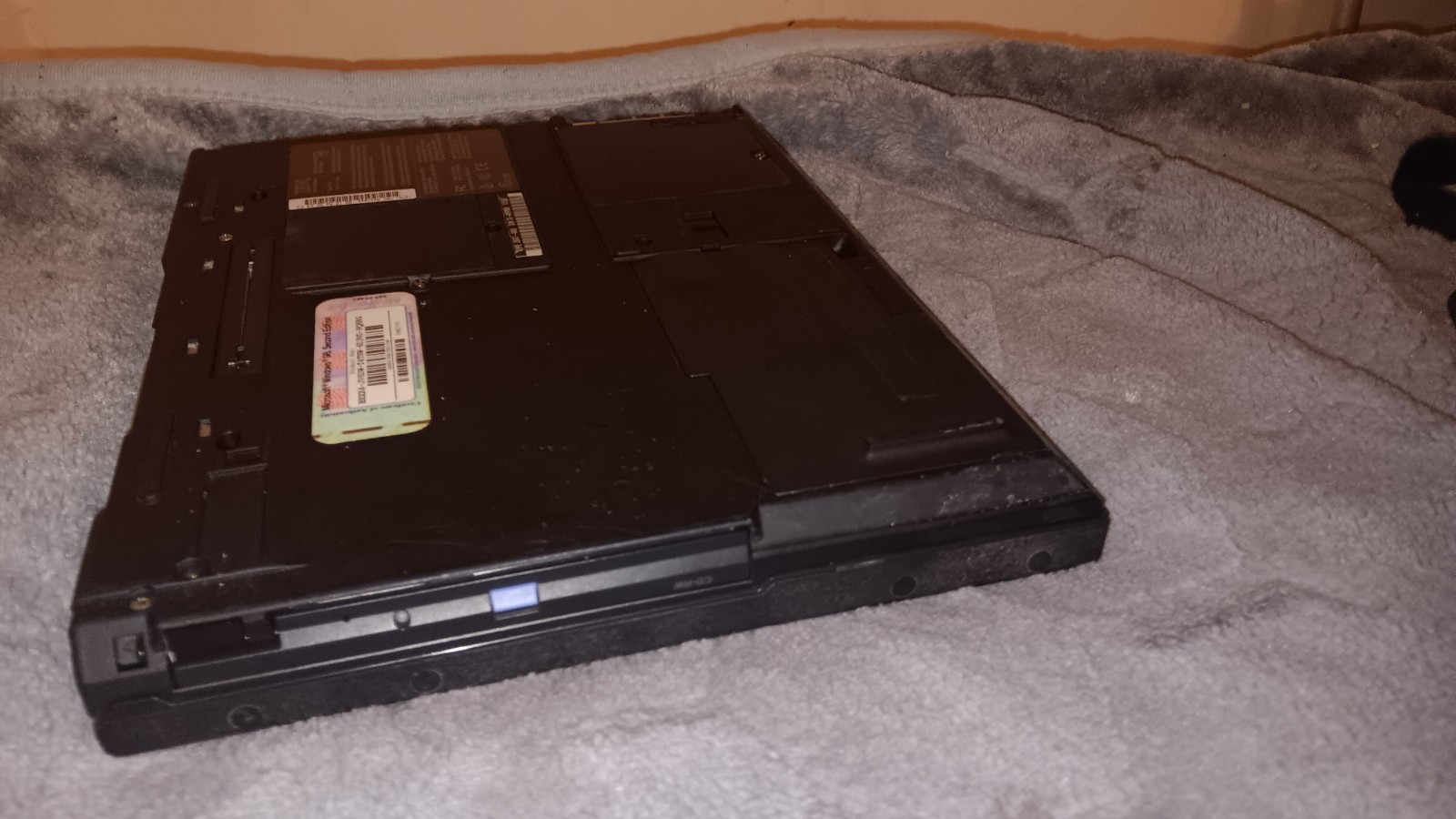 Vintage IBM Thinkpad T21 L aptop Intel P3 @ 800 MHz 256 MB of ram IBM Type 2647