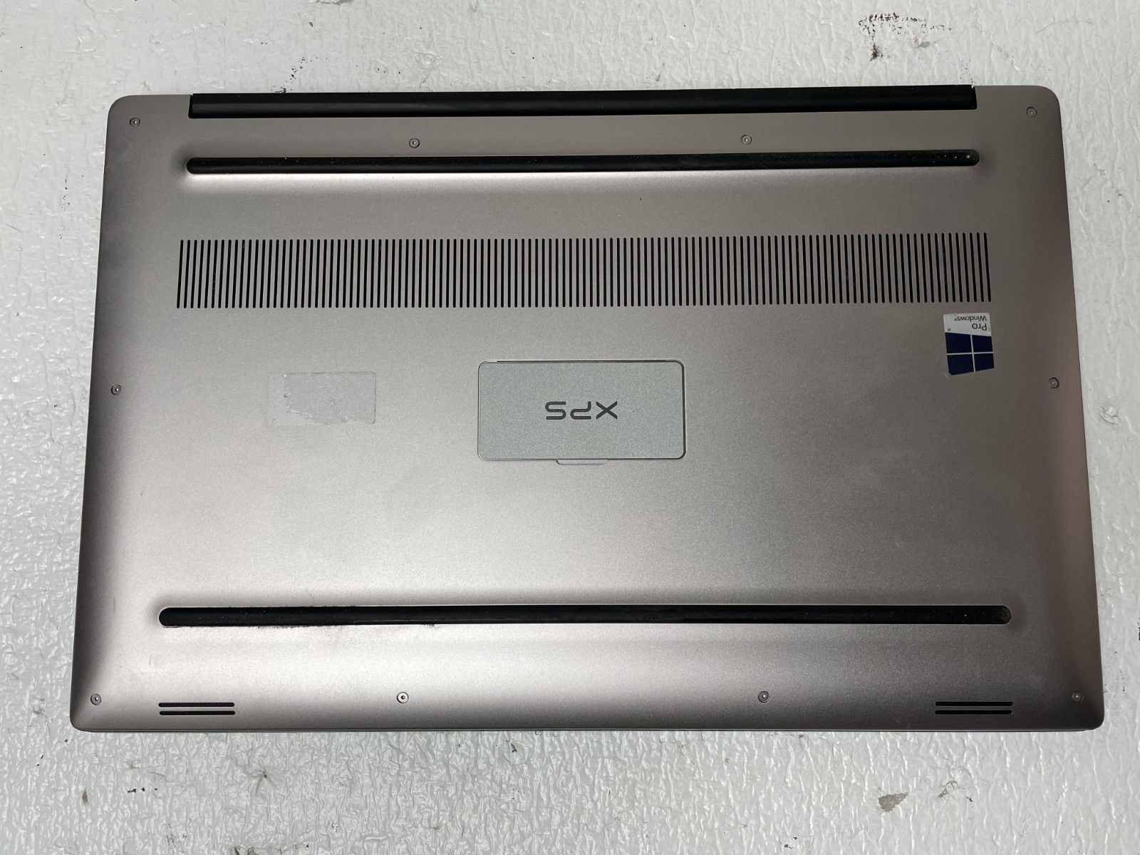 DELL XPS 15 9560 Intel Core i7-7700HQ @2.80GHZ 8GB RAM NO SSD For Parts *READ