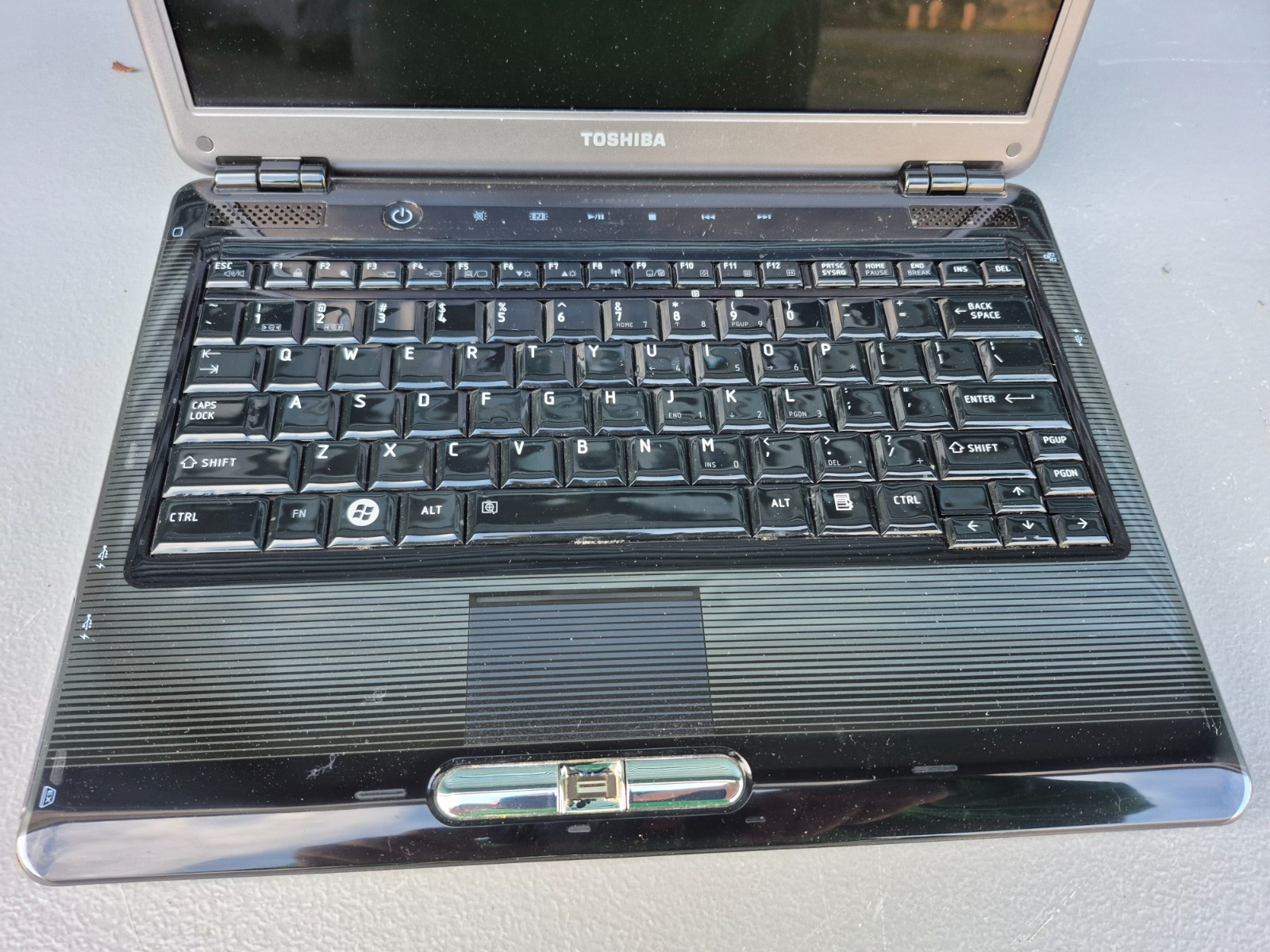 TOSHIBA SATELLITE U400 13.3″ Pentium 2GB No Hard Drive PSU40U-0C901F