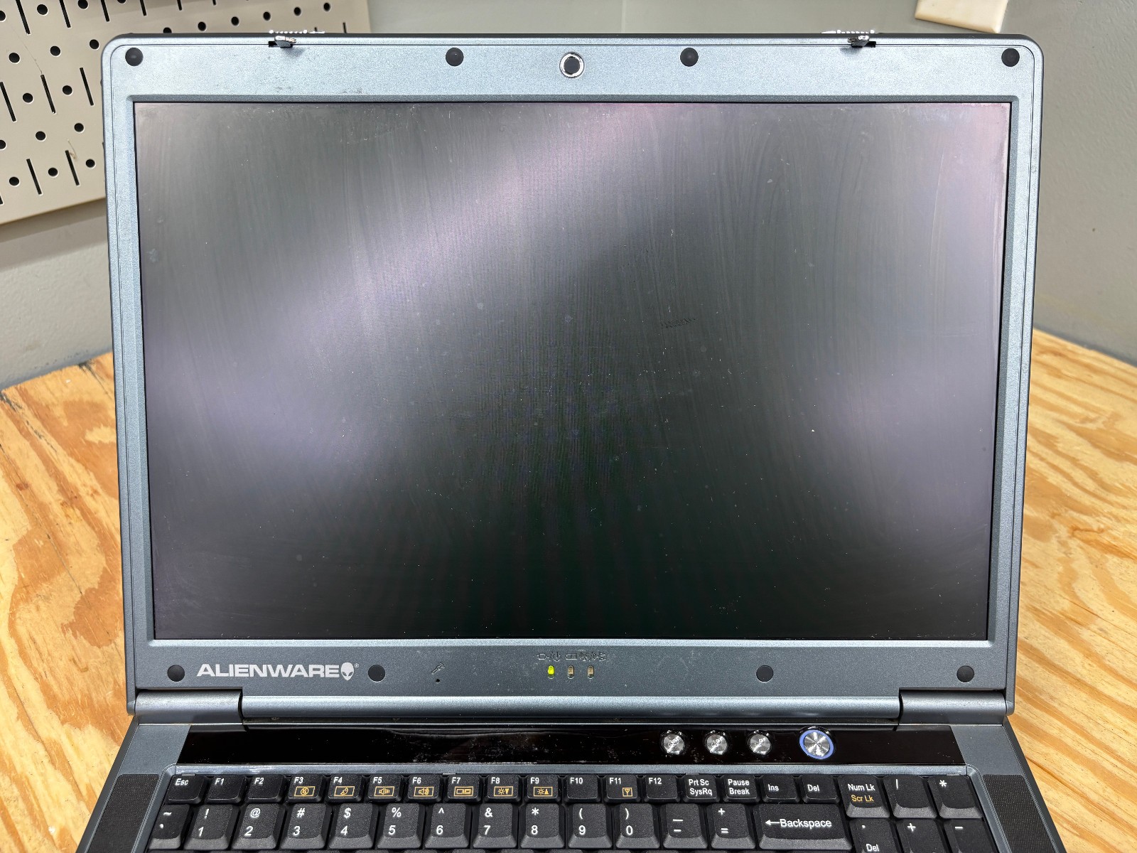 Alienware Area-51 m7700 Clevo D900T 17″ P4 3.4GHz Powers On No Display AS-IS