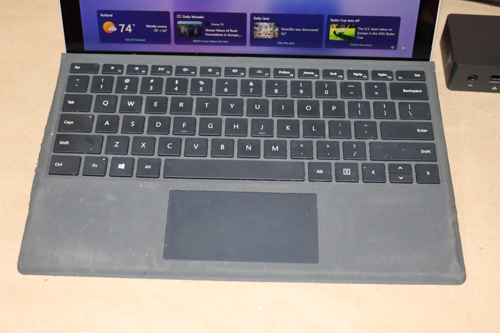 Microsoft Surface Pro 5 i5-7300U 8GB RAM 256GB Wi-Fi + LTE