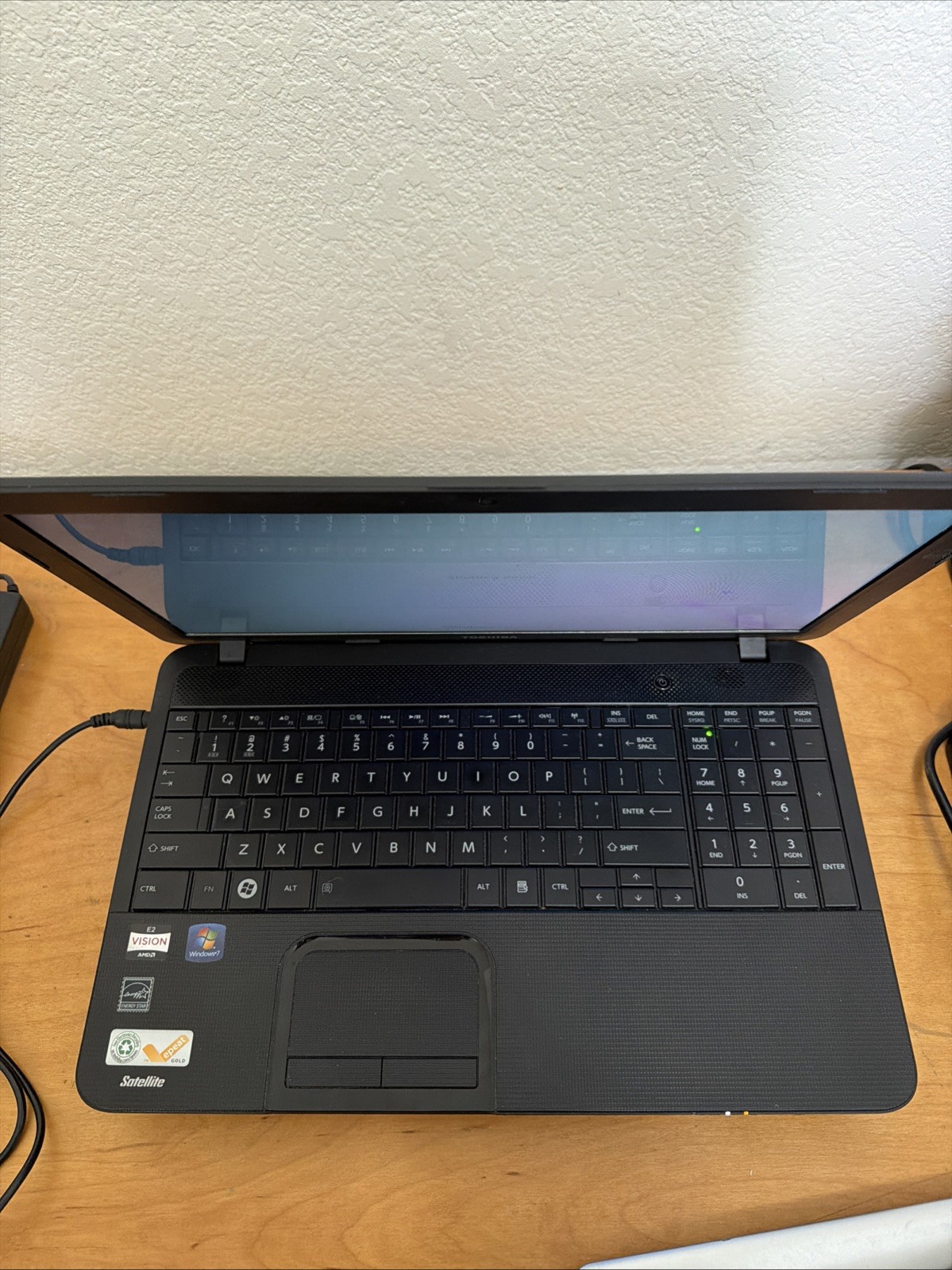 Vintage Windows 7 TOSHIBA Satellite C855 15″ Laptop AMD E2, 4gb, 160gb HDD, DVD