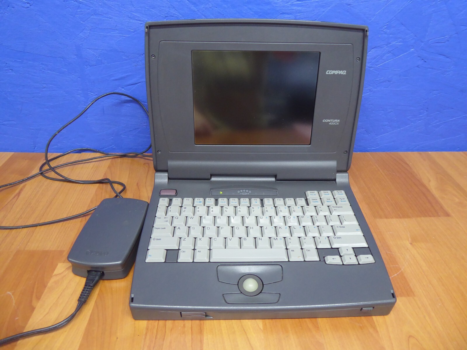 COMPAQ CONTURA 400CX 8.5″ VINTAGE PC LAPTOP w/ P/A SOLD AS-IS TO POWER ON