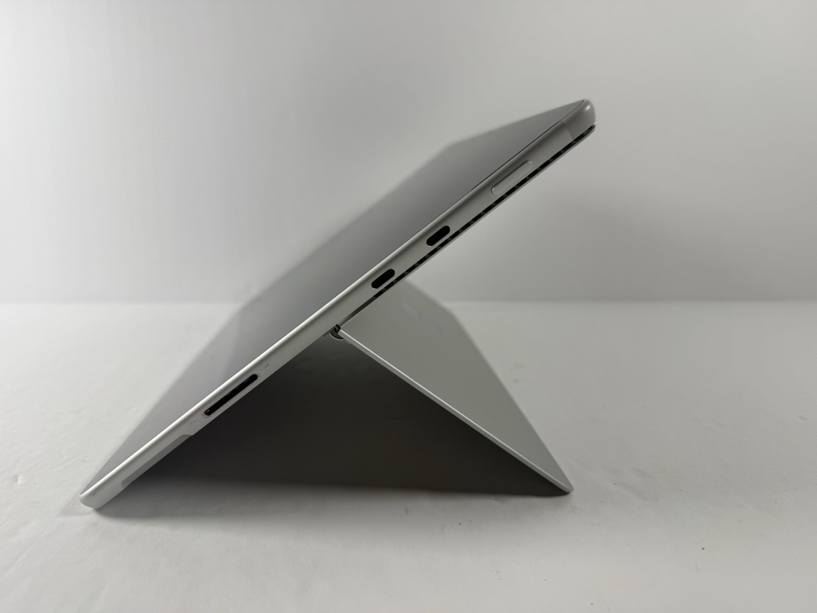Microsoft Surface Pro 8 (1982) i5-1145G7 – 16GB RAM – 256GB 120Hz – Win 11 Pro