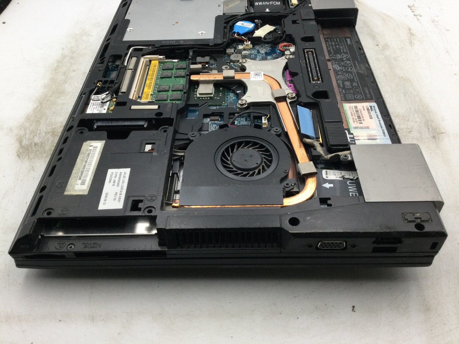 DELL LATITUDE E6500 – FOR PARTS/POWERS ON – INTEL CORE 2 DUO – 2GB RAM -READ -BB