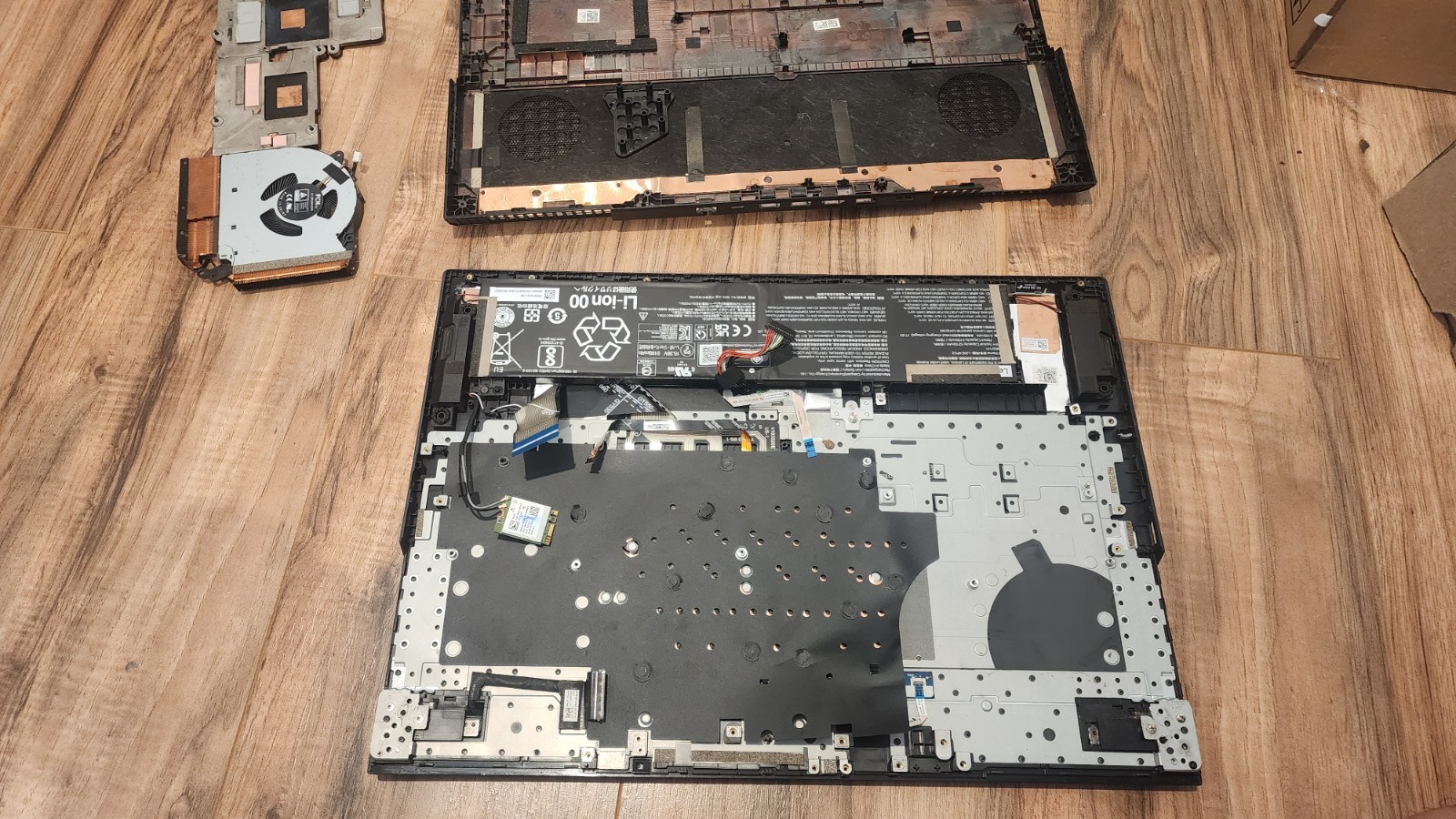 Lenovo Legion 5 17.3 FHD 3.3 GHz Ryzen 5 5600H LCD screen + keyboard, battery.