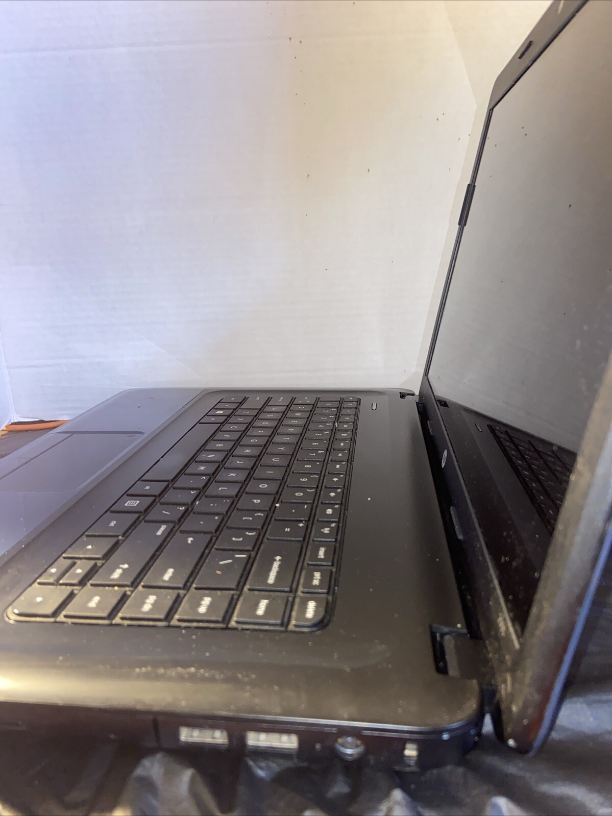 HP 2000-2b19 Laptop AMD E300 4GB RAM 320GB BAD BATTERY/NO CHARGE.