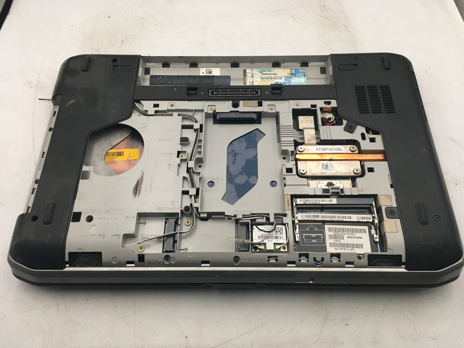 DELL LATITUDE E5530 – BOOTS TO BIOS/BAD HINGE – INTEL I5 3230M – NO RAM -READ-BB