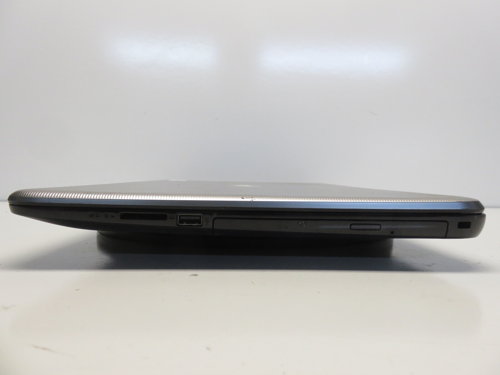 HP 17-Y031NR AMD A8-7410 2.2GHz 4GB Windows 10 1TB No Batt