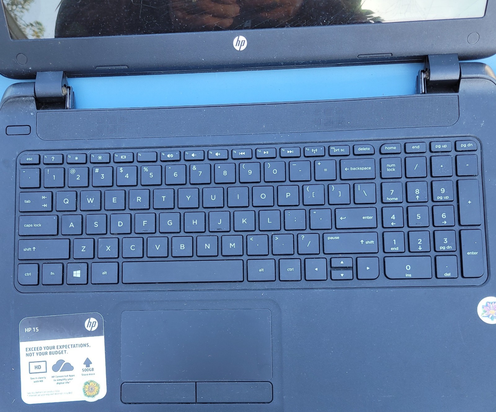 HP 15-F305DX NO HD, NO Battery Screen Cracked- Parts Only