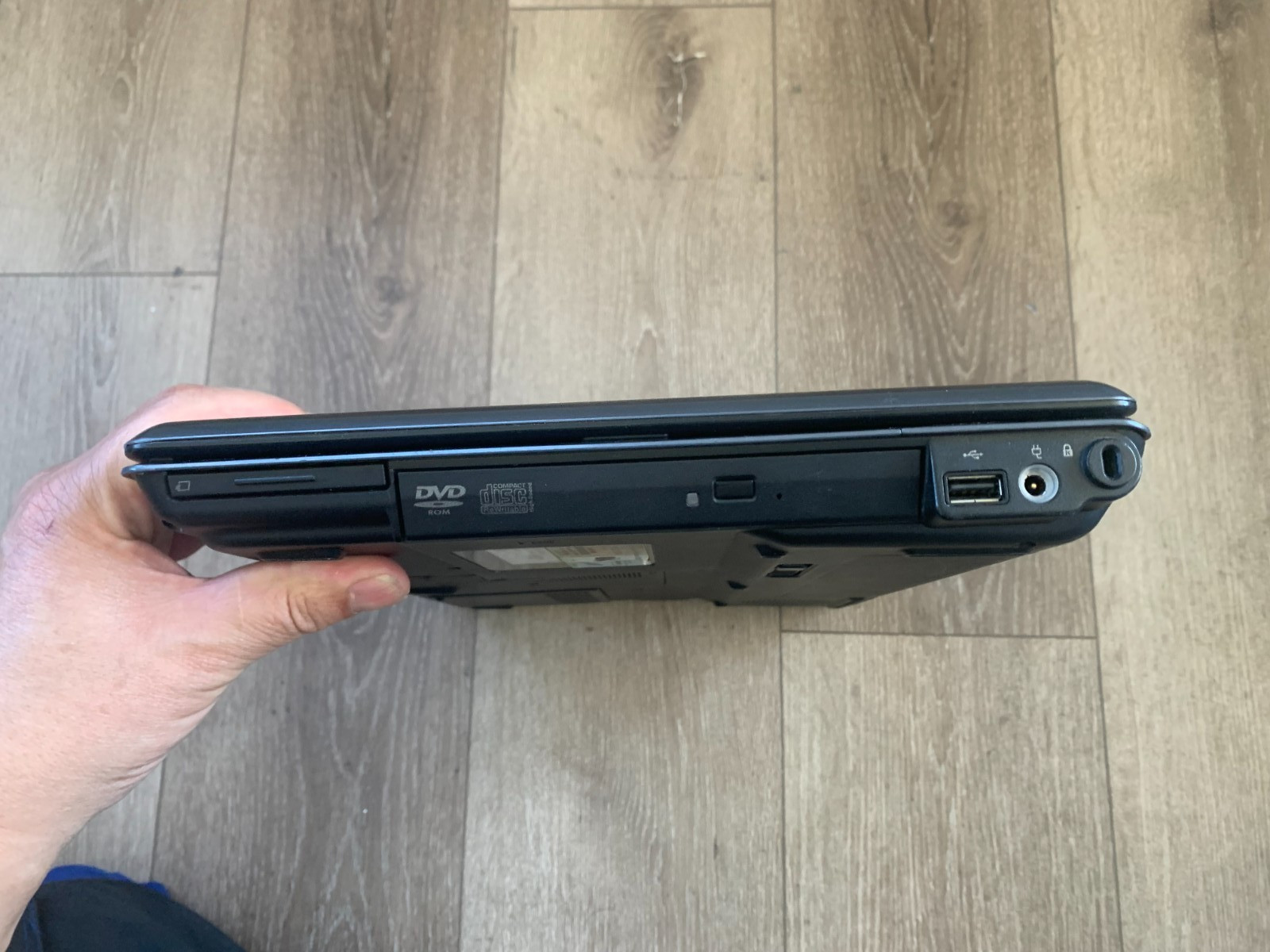 Compaq Presario V6000 15.4″ AMD Sempron 3500+ 1.80Ghz 1GB RAM 60GB HDD Win Vista