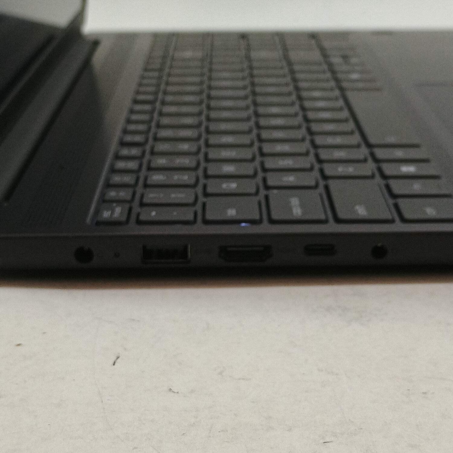 Lenovo IdeaPad Slim 3 15Q8X10 15.6″ Snapdragon X X1-26-100 2.9GHz 16GB RAM 256GB